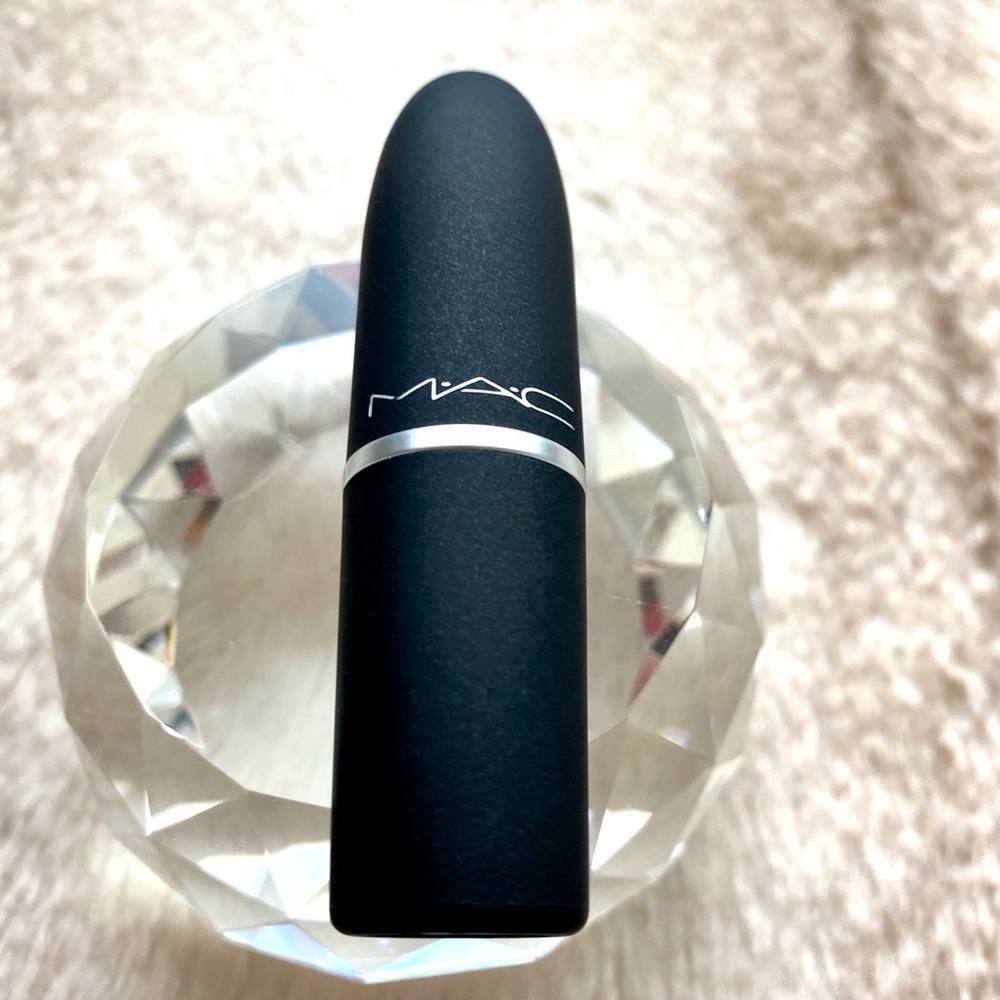 MAC Powder Kiss Lipstick 916 devoted to chili DEVOTED TO CHILI - Warm brick red - Picture 4 of 8